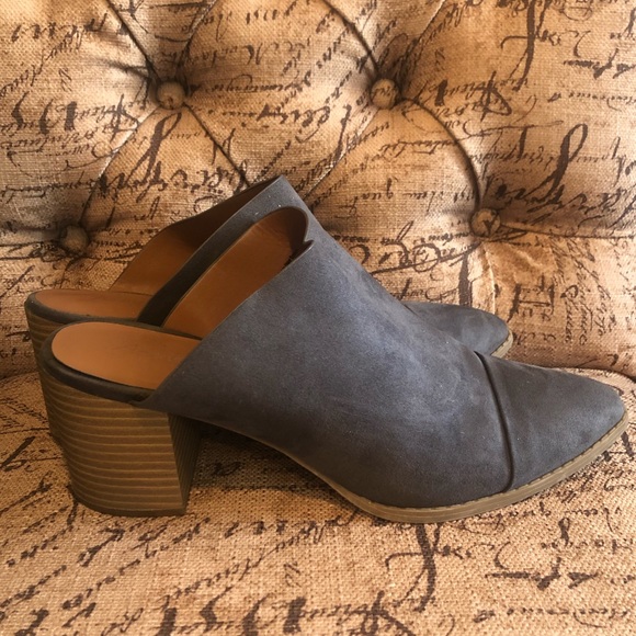 American Eagle closed toe heels blue gray size 10